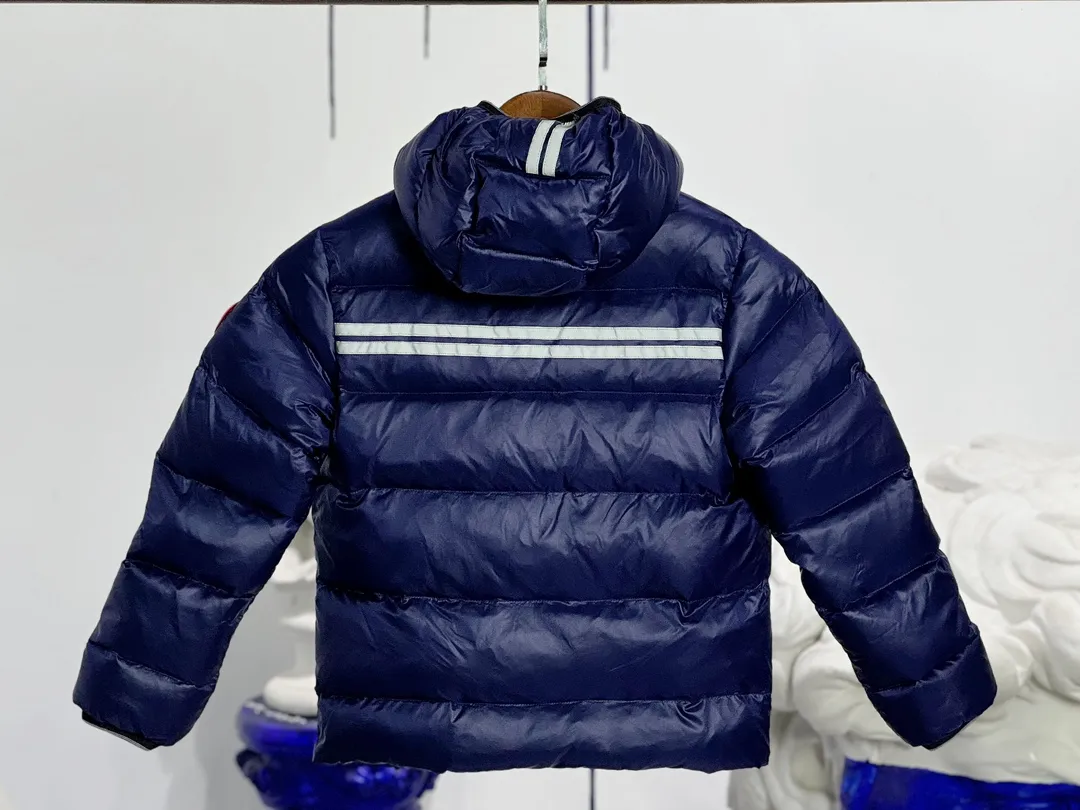 P640 CANADA GOOSE Canada Goose Crofton Children's Down Hoodie Big Goose Down Jacket 5460K Product Features ·This style uses thin channel-filled structural filling: 750-fill duck down, with lightweight fabrics and trims, lightweight and warm, allowing you to move freely ·Decorated with iconic double-stripe reflective details on the back ·Adjustable down hood sewn with reflective trim to enhance warmth and better protect against bad weather ·A weatherproof placket is designed under the two-way zipper to prevent wind and keep warm. The zipper opens from the bottom for increased range of motion and improved breathability. Power Stretch® reflective cuffs are stylish and lightweight, adding wind protection and warmth and making you more visible in low-light environments. Goose I.D. heritage label on the inside. 2 exterior pockets: Hand pockets with zipper closure and tricot fabric at the joints for softness and warmth.